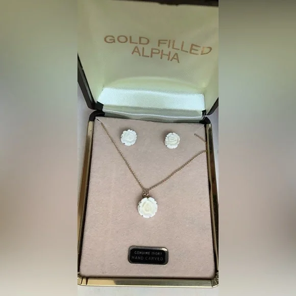 NIB ivory bone rose necklace & earrings NEW Vintage - Picture 2 of 10